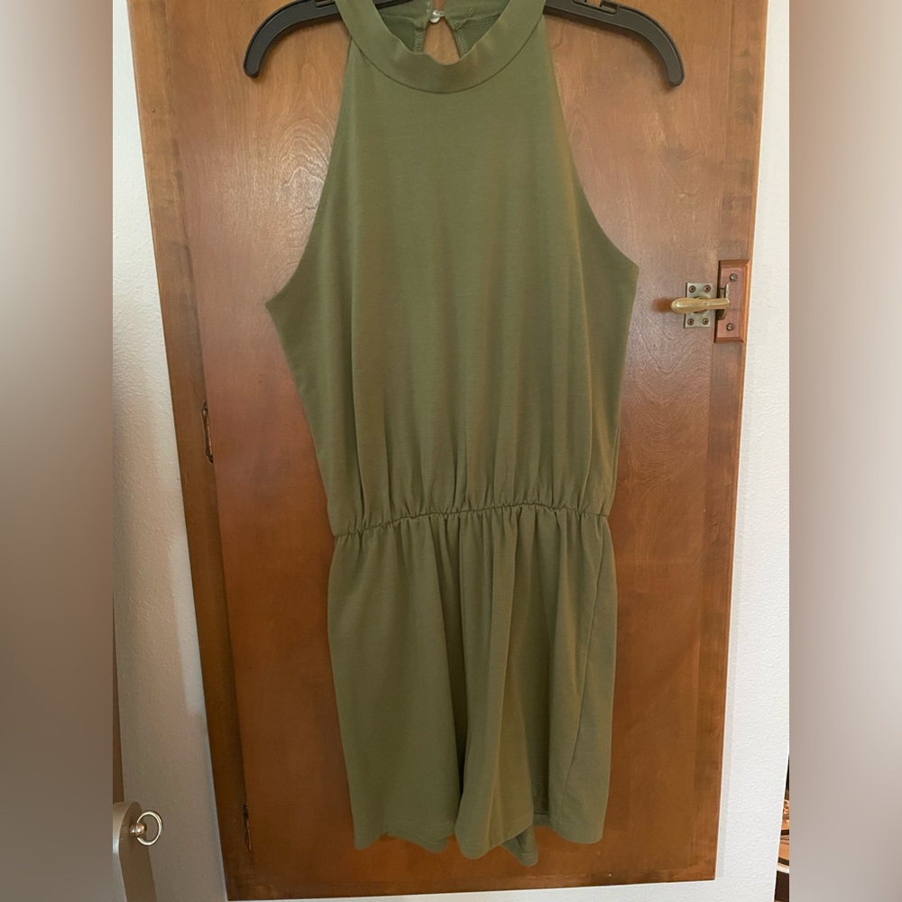 Green Sleeveless Romper - Picture 2 of 4